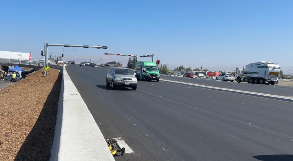 cars driving over de la cruz over pass